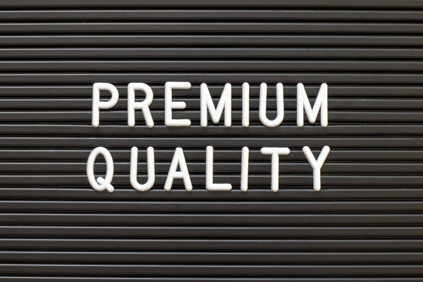 単語プレミアム品質の背景に白いアルファベットと黒色フェルト文字ボード - 写真・画像