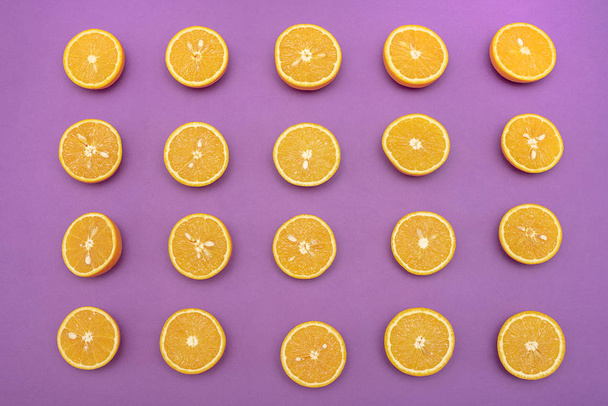 Turuncu sulu portakallar ikiye bölünmüş mor - Fotoğraf, Görsel