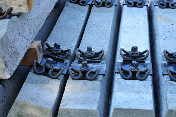 sujetadores de hierro en traviesas de hormigón para la línea de tranvía
 - Foto, imagen