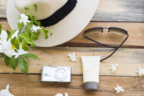 természetes kozmetikumok fényvédő spf50 egészségügyi bőr arcát napszemüveg, kalap életmód nő pihenni nyári elrendezése lakás feküdt stílust a háttérben fából - Fotó, kép