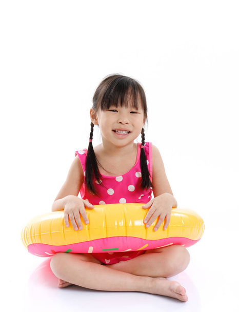 Маленькая азиатка в купальнике улыбается - Фото, изображение