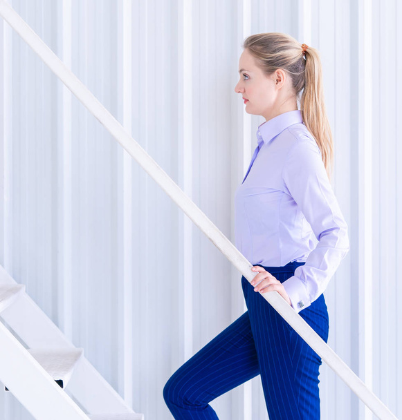 üzletasszony lép a lépcsőn, a nő siker koncepció - Fotó, kép
