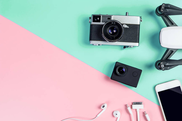 Hi Tech reizen gadget en accessoires op blauw en roze pastel co - Foto, afbeelding