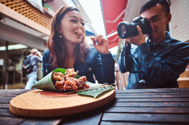 Jeune couple asiatique profiter chinois nourriture et photo shooting
 - Photo, image