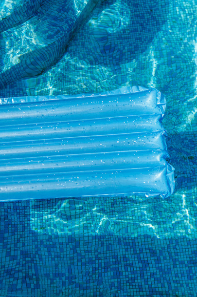 colchones inflables de las actividades del agua flotan en el agua en el
 - Foto, imagen