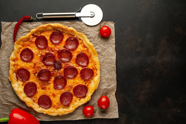 Pizza pepperoni traditionnelle savoureuse sur fond de pierre
 - Photo, image