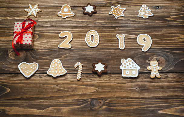Collection de biscuits de Noël faits maison avec cadeau sur fond en bois
  - Photo, image