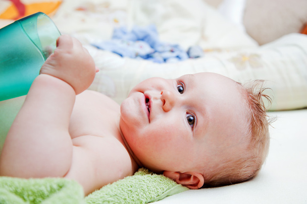 ein Baby wartet darauf, seine Serviette zu wechseln - Foto, Bild