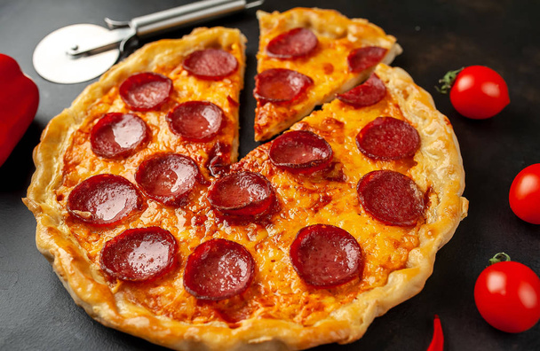 Hagyományos ízletes pepperoni pizza kövön - Fotó, kép