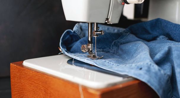 Cerrar vista de los detalles de la máquina de coser
 - Foto, imagen