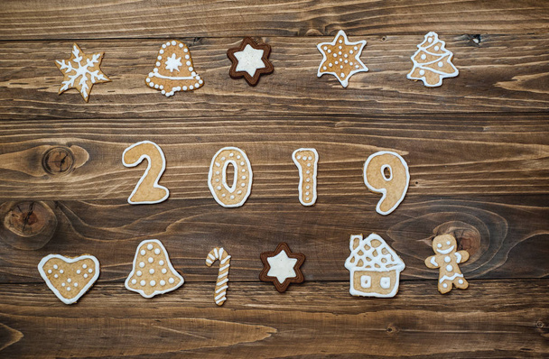 Collezione di biscotti di Natale fatti in casa su sfondo di legno
  - Foto, immagini