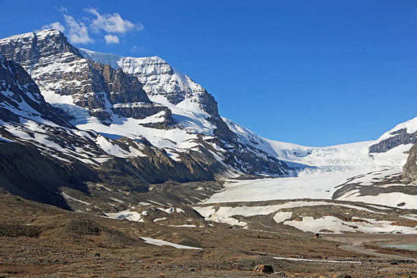 Mount Athabasca and Athabasca Glacier  - Columbia Icefield, Jasper National Park, Alberta, Canada - Foto, afbeelding