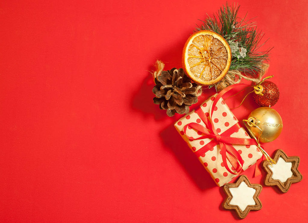 Parlak kırmızı arka plan üzerinde hediye kutusu, köknar şube ve çerezleri ile Noel kompozisyon - Fotoğraf, Görsel