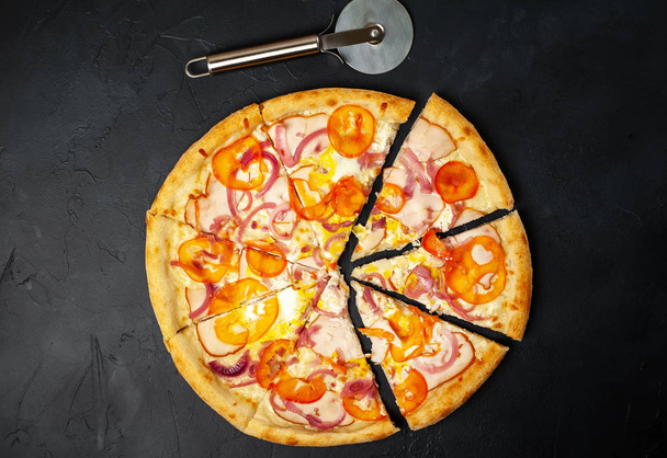 Pizza vegetale fresca con prosciutto su sfondo di pietra nera
 - Foto, immagini