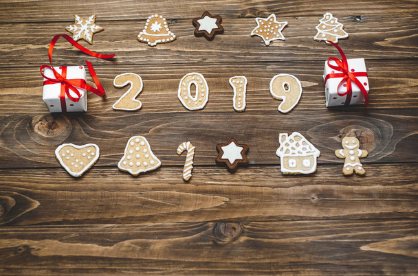 Collezione di biscotti di Natale fatti in casa con regali su sfondo di legno
  - Foto, immagini