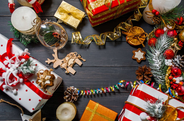 Vánoční dárkové krabice, zdobený jedle na tmavém dřevěném pozadí  - Fotografie, Obrázek