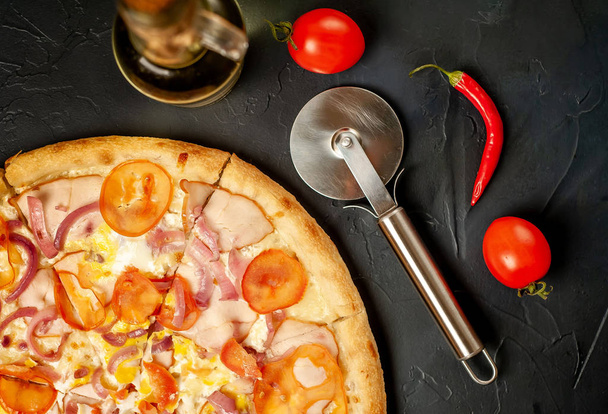 Friss zöldség pizza sonkával fekete kőháttérrel - Fotó, kép