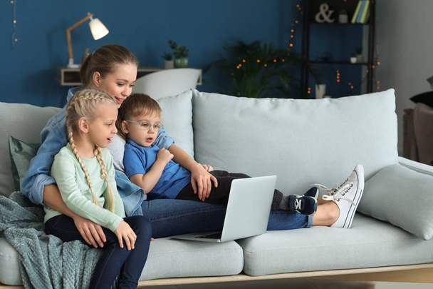 junge Mutter mit kleinen Kindern schaut Cartoons zu Hause - Foto, Bild