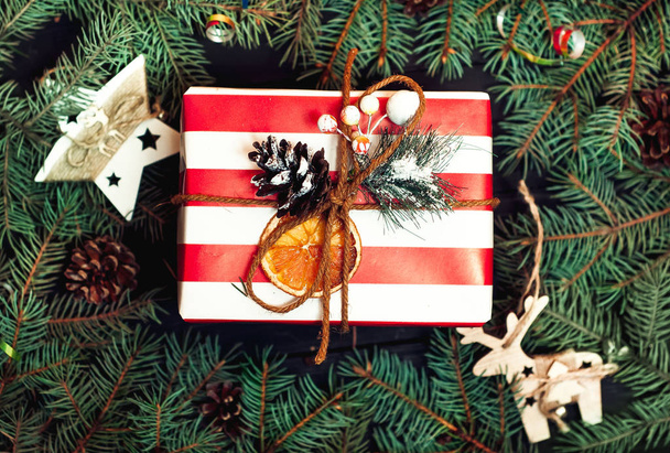 De doos van de gift van Kerstmis en FIR krans op zwarte achtergrond  - Foto, afbeelding