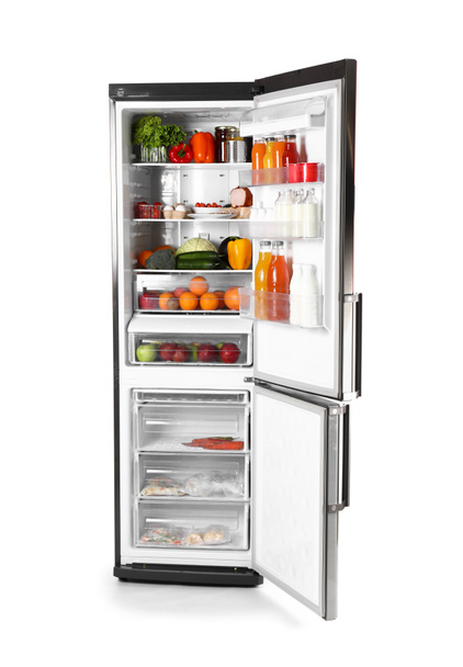 Grand réfrigérateur moderne avec des produits frais sur fond blanc
 - Photo, image