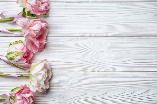mooie tulpen op witte houten achtergrond - Foto, afbeelding