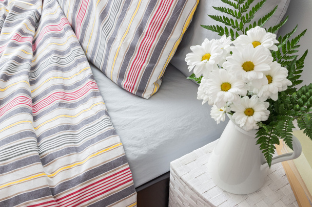 Luminosa camera da letto decorata con fiori bianchi
 - Foto, immagini