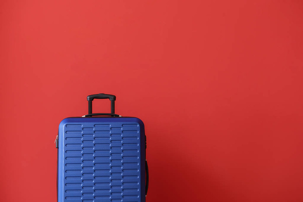 Gepackter Koffer auf farbigem Hintergrund - Foto, Bild
