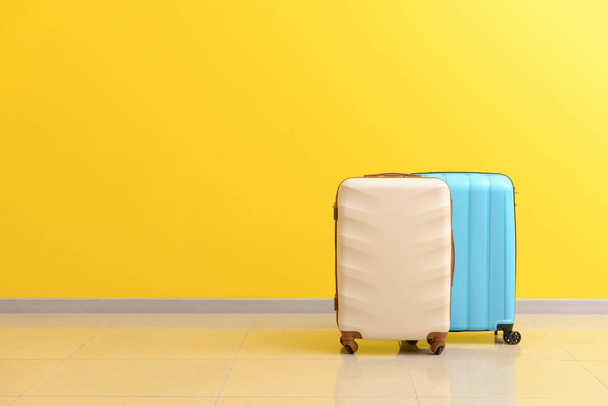 Упаковані валізи біля кольорової стіни
 - Фото, зображення