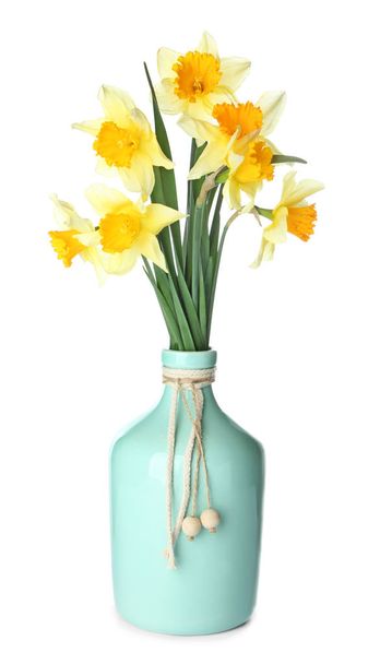 Vase mit schönen Narzissen auf weißem Hintergrund - Foto, Bild