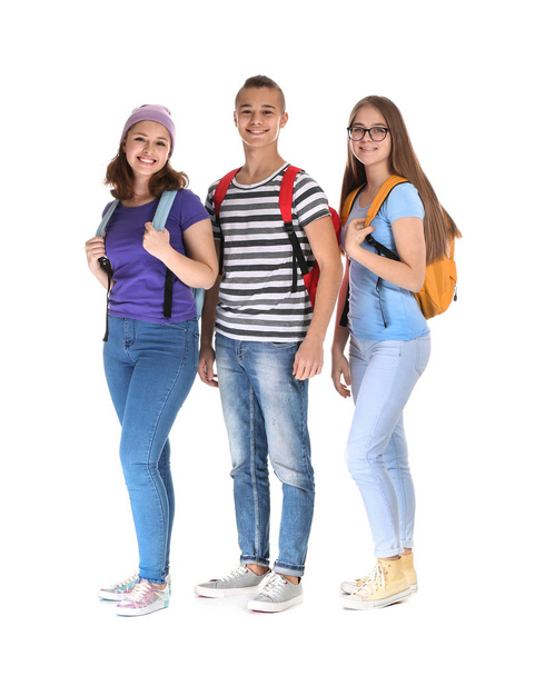 Grupo de adolescentes em fundo branco
 - Foto, Imagem