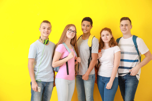 Grupo de adolescentes sobre fondo de color
 - Foto, imagen