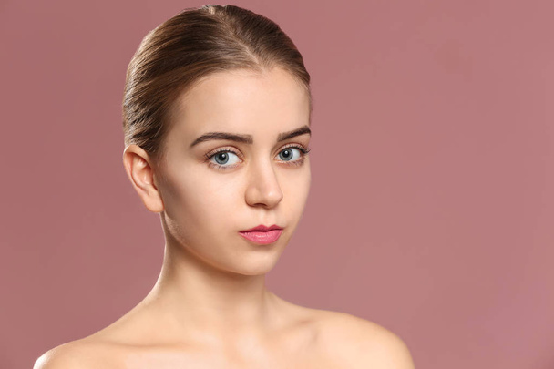 schöne junge Frau mit laminierten Wimpern auf farbigem Hintergrund - Foto, Bild