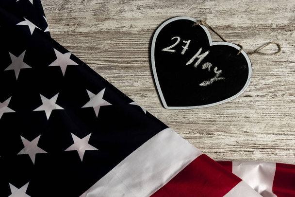 27 Μαΐου ημερομηνία στη μαύρη καρδιά και στις Ηνωμένες Πολιτείες σημαία - Φωτογραφία, εικόνα
