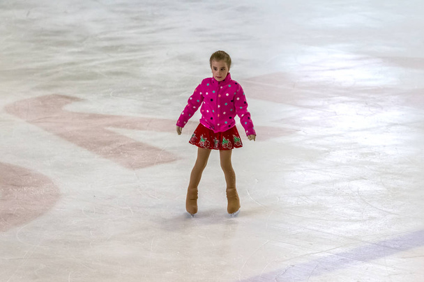 Одеса, Україна-11 квітня 2019: маленькі діти фігурне катання на льодой арені стадіону. Маленькі дівчатка вчаться кататися на ковзанах. Школа фігурного катання. Молоді фігуристи поїзд на Криті каток. Молоді спортивні дівчата - Фото, зображення