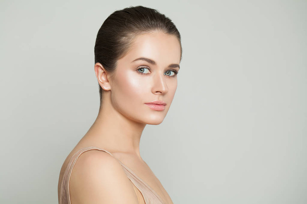 Beautiful healthy woman with clear skin. Natural beauty - Foto, afbeelding