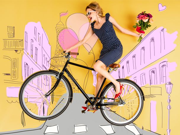 vista superior de la joven mujer feliz elegante con ramo de rosas y bicicleta acostado sobre fondo amarillo con ilustración de la calle de la ciudad
 - Foto, Imagen