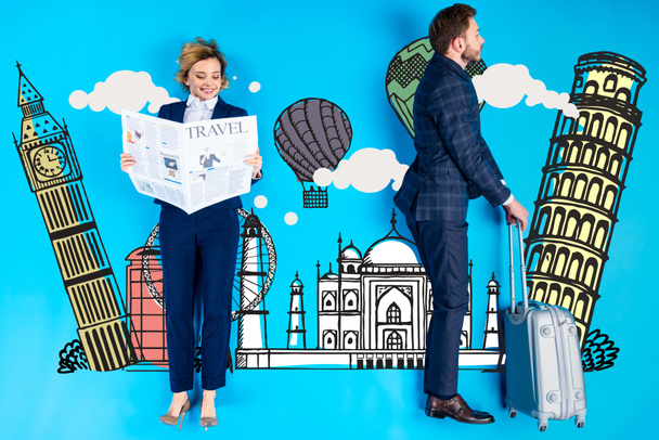 建物、雲、気球のイラストで青い背景に荷物を持っているビジネスマンながら、笑顔のビジネスウーマンが新聞を読んでいます - 写真・画像