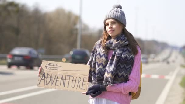 Jovem mulher atraente carona ficar com aventura de cartaz. Equipa de viagem
 - Filmagem, Vídeo