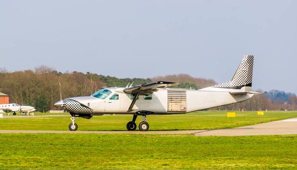 λευκό αεροπλάνο οδήγηση από κοντά, αεροσκάφη στο αεροδρόμιο, αεροπορικές μεταφορές - Φωτογραφία, εικόνα