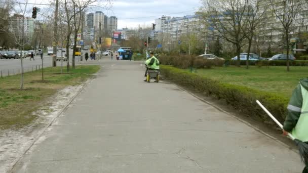 Kiev, Ukraine, April 2019: - Janitors clean the sidewalks on the street in the city. - Кадры, видео
