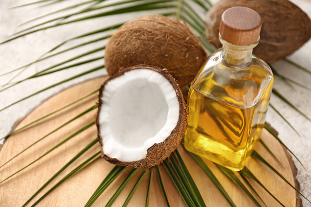 Состав с кокосовым маслом на столе
 - Фото, изображение
