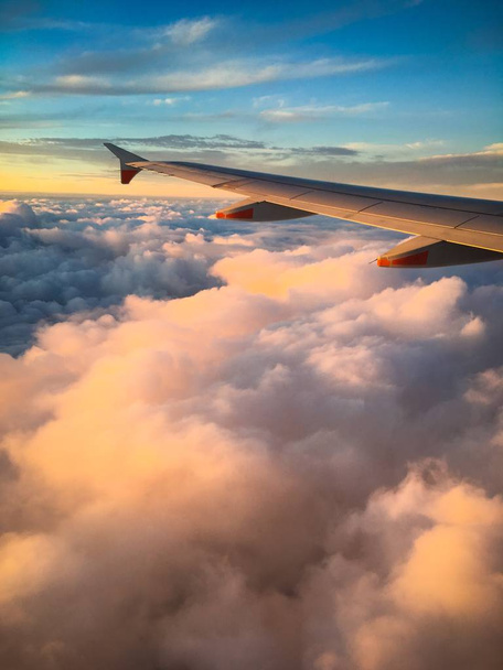 Ala de um avião ao pôr-do-sol
 - Foto, Imagem