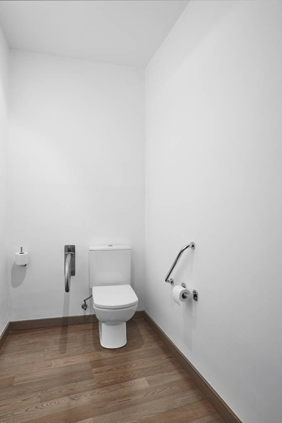 Łazienka dla osób niepełnosprawnych. Nowoczesna łaźnia szpitalna. Niepełnosprawnych  - Zdjęcie, obraz