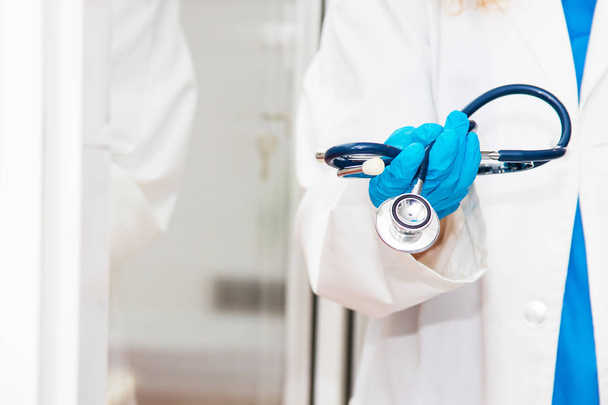 Arzt mit Stethoskop in der Hand, Medizin und Gesundheit - Foto, Bild