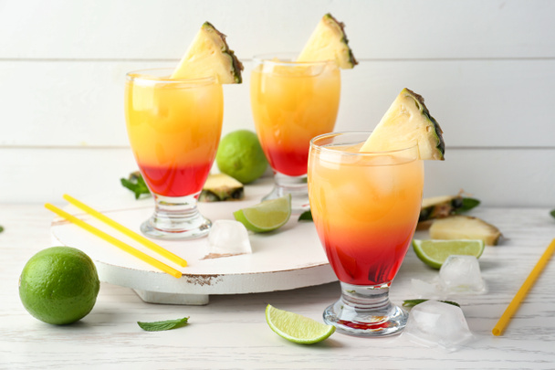 Tequila Sunrise cocktailin lasit pöydällä
 - Valokuva, kuva