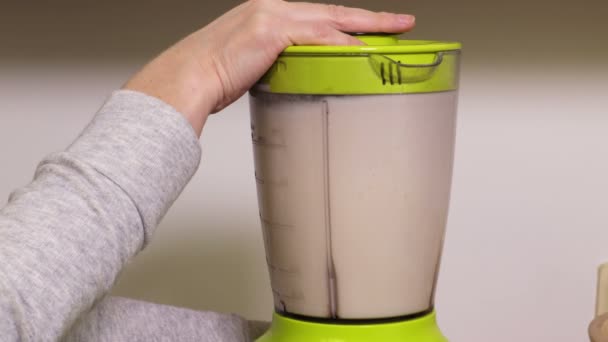 Protein kokteyli ile blender yakınlarında el tutan kadın - Video, Çekim