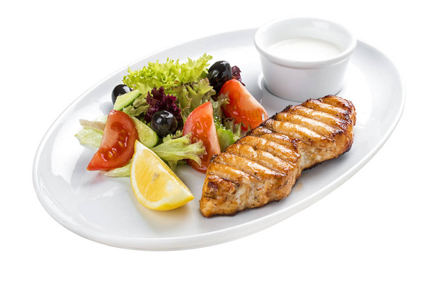 Filete de salmón a la parrilla con verduras. En un plato blanco
 - Foto, Imagen