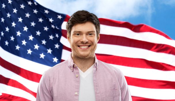 smiling man over flag of united states of america - Fotoğraf, Görsel
