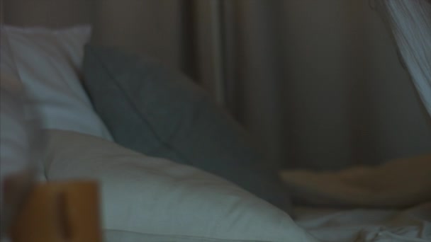 屋内で眠りに落ちる女の子の4kクローズアップビデオショット自然光ハンドヘルドカメラ。一日のストレスの多い仕事のヘッドショットの後に疲れ果てて眠っている若い女性。ヘルスケアライフスタイルリネン服織物 - 映像、動画