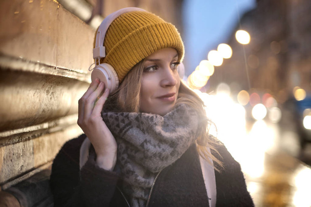 Mulher bonita usando fones de ouvido
 - Foto, Imagem